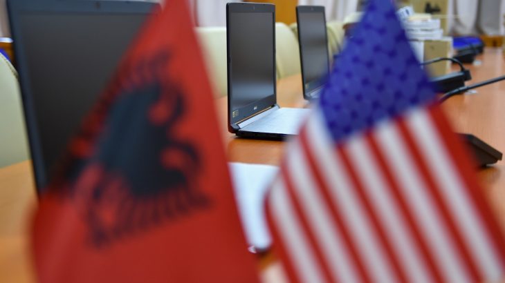 Ambasada Amerikane dhuron pajisje për Policinë për të luftuar krimin kibernetik