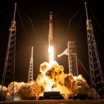 NASA transmeton live momentin e zbarkimit të capsulës Crew-12 në Stacionin Ndërkombëtar Hapësinor